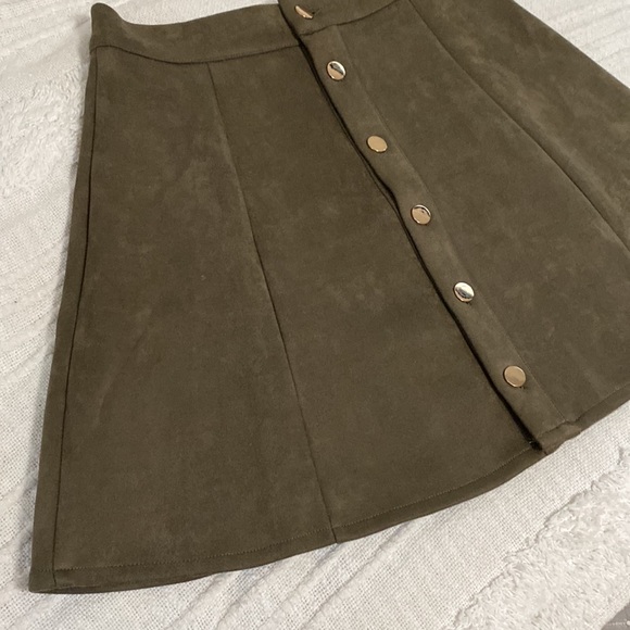 Olive green suede skirt with buttons - Picture 3 of 5